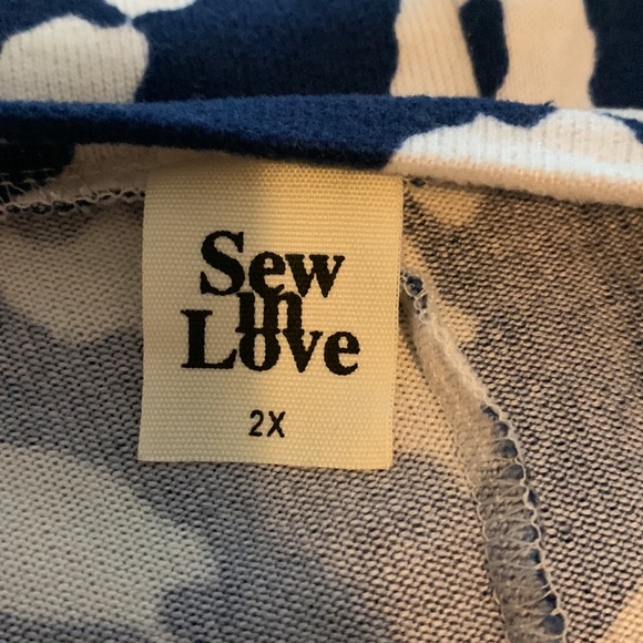 NWOT. Woman’s long sleeve v neck top. - Picture 7 of 8